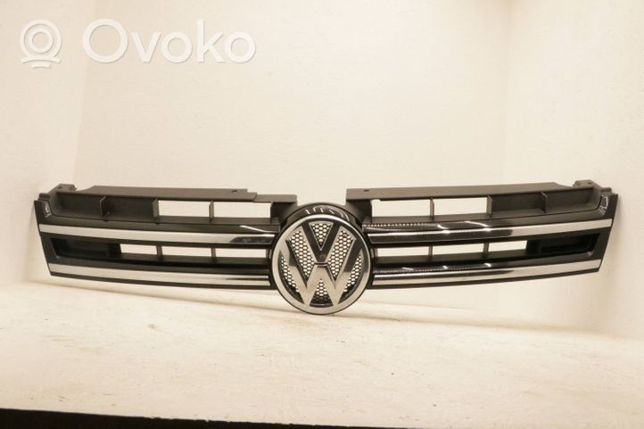 Volkswagen Touareg II Grotelės viršutinės 7P6853651