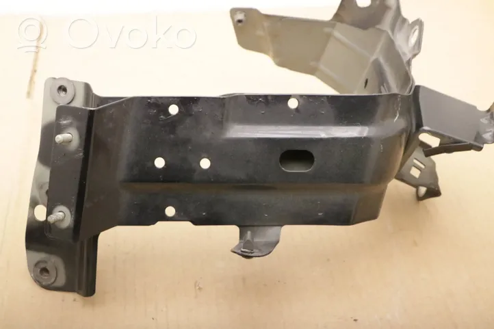 Audi Q7 4M Fender mounting bracket 4M0821136B