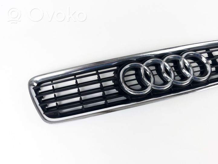 Audi A4 S4 B5 8D Grotelės priekinės 8d0853651r