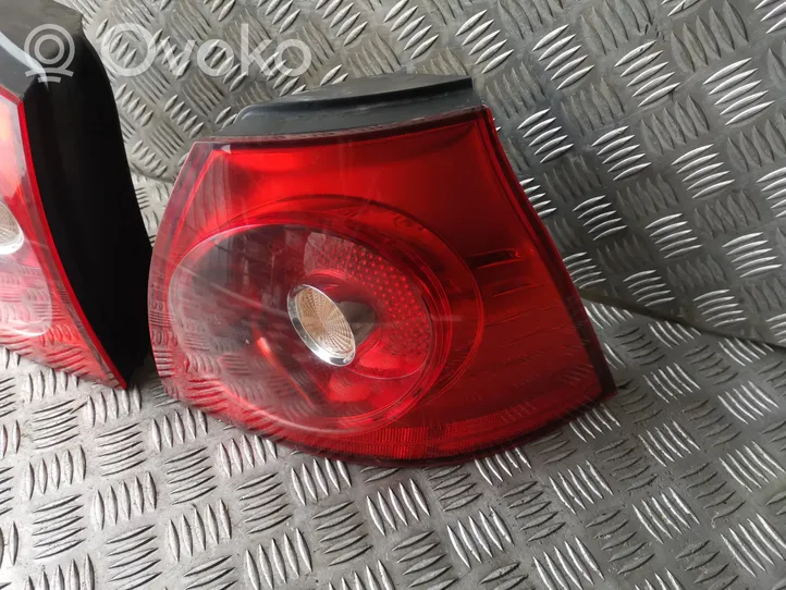 Volkswagen Golf V Lampy tylne / Komplet 1K6945096Q