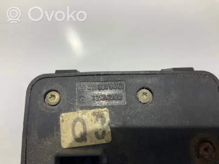 Mercedes-Benz E W211 Tailgate/boot open switch button 2118219451