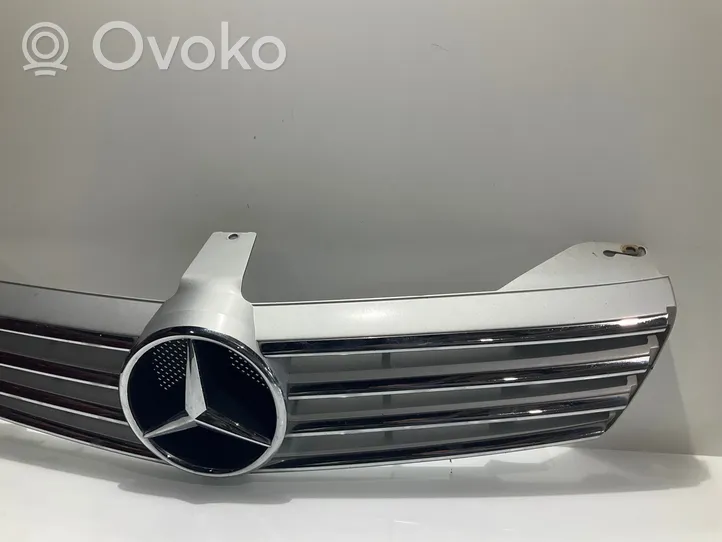 Mercedes-Benz CLS C219 Etupuskurin ylempi jäähdytinsäleikkö A2198800083