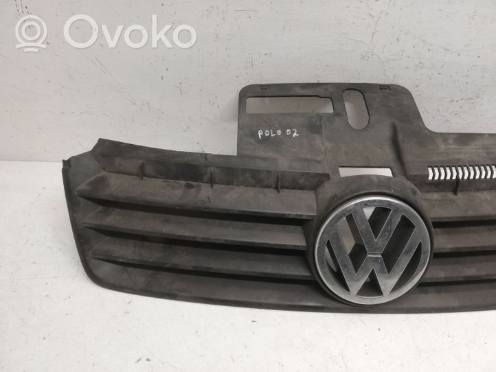 Volkswagen Polo Maskownica / Grill / Atrapa górna chłodnicy 6Q0853651C