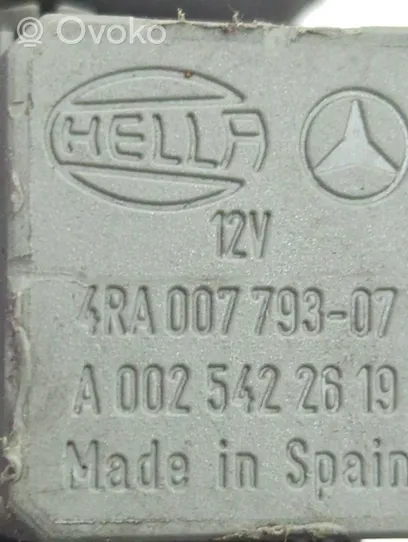 Mercedes-Benz C W203 Muu rele A0025422619