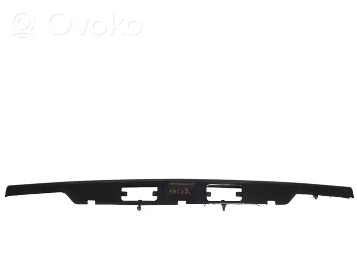 Mitsubishi Lancer Takaluukun rekisterikilven valon palkki MB4798856