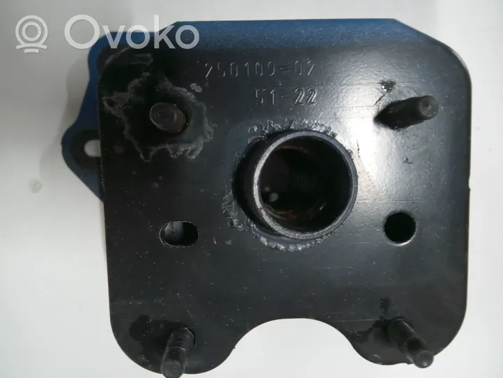 Nissan Qashqai J12 Uchwyt / Mocowanie zderzaka tylnego 85211-6UA2A