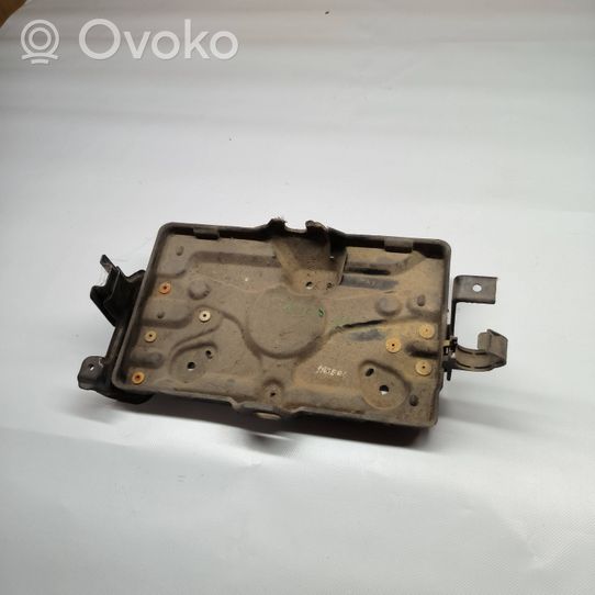 Mitsubishi Pajero Boîte de batterie 8201A086