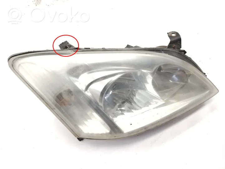 Toyota Corolla E120 E130 Lampa przednia 8111002150