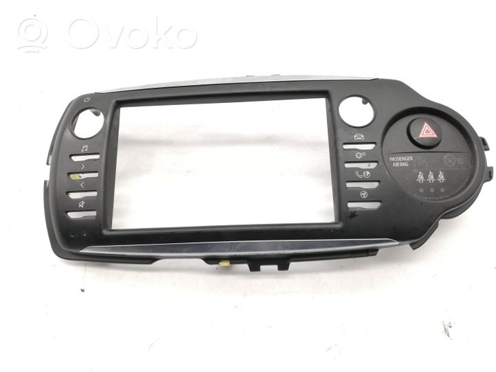 Toyota Yaris Mascherina unità principale autoradio/GPS 864510D060