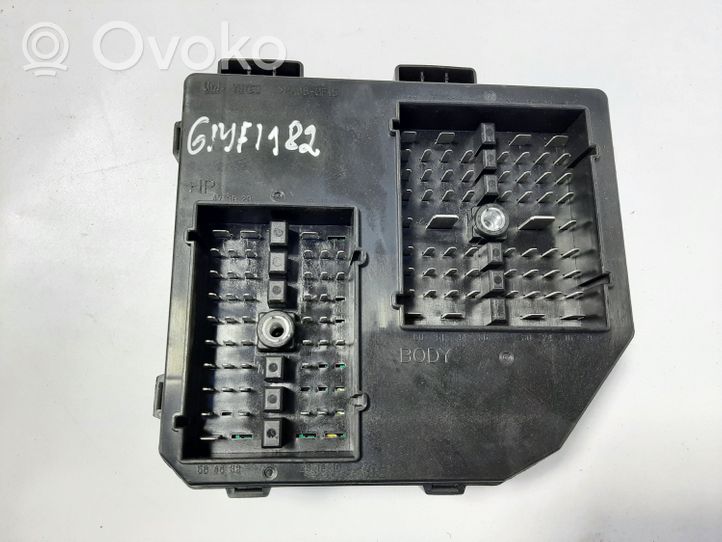 Opel Antara Relay mounting block 95142064