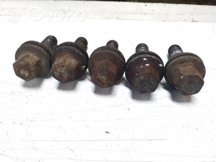 Opel Astra J Nuts/bolts 