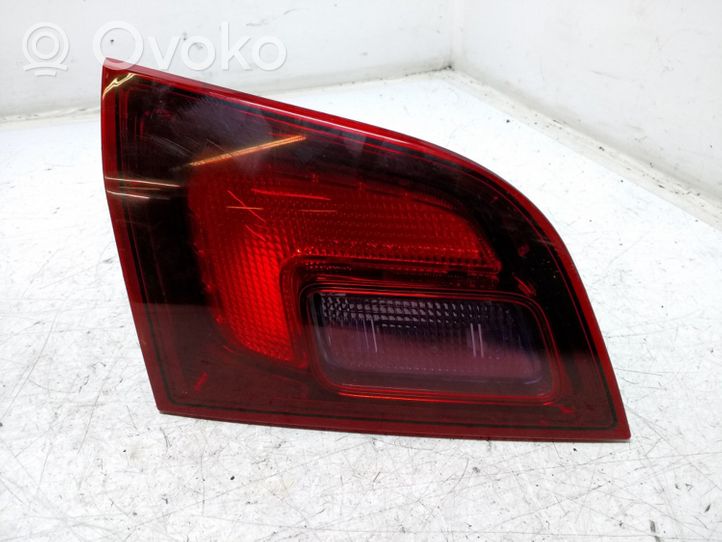 Opel Astra J Galinis žibintas dangtyje 13282246