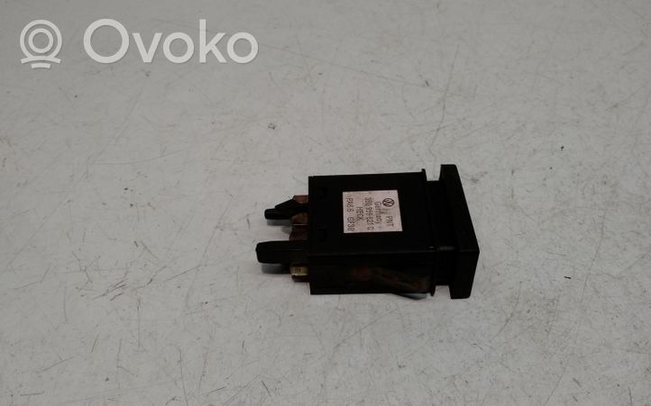 Volkswagen PASSAT B5 Stiklo šildymo elektra jungtukas 3B0959621C