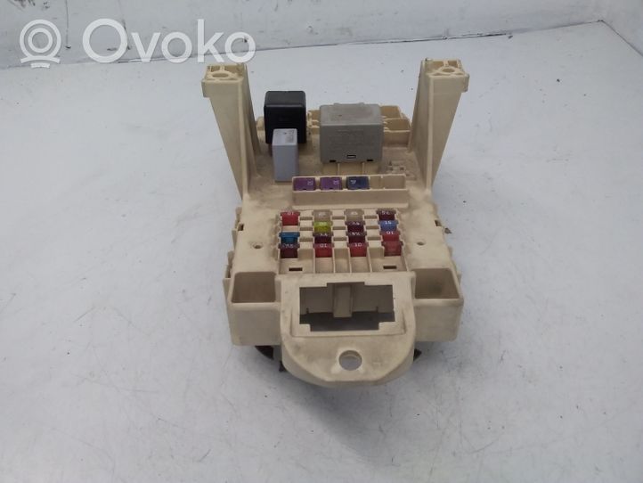 Toyota Yaris Module de fusibles 827300D040