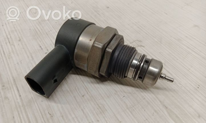 BMW 3 F30 F35 F31 Regolatore di pressione del carburante 0281002949