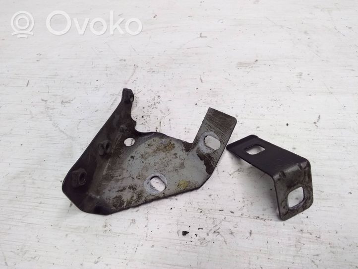 Volkswagen Touareg I Fender mounting bracket 7L6821152B