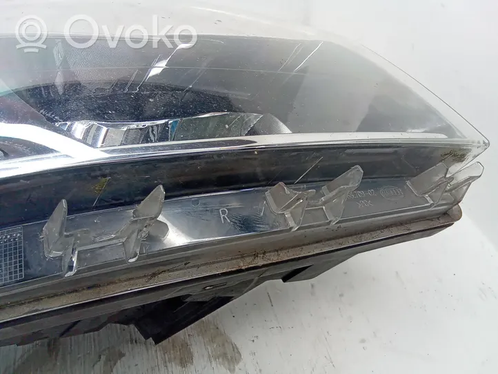 Opel Vivaro Headlight/headlamp 260108099R