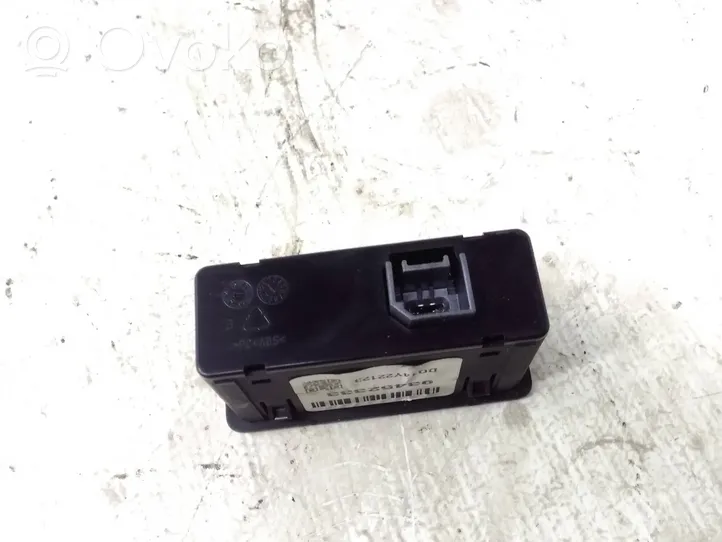 Opel Vivaro USB socket connector 93452333