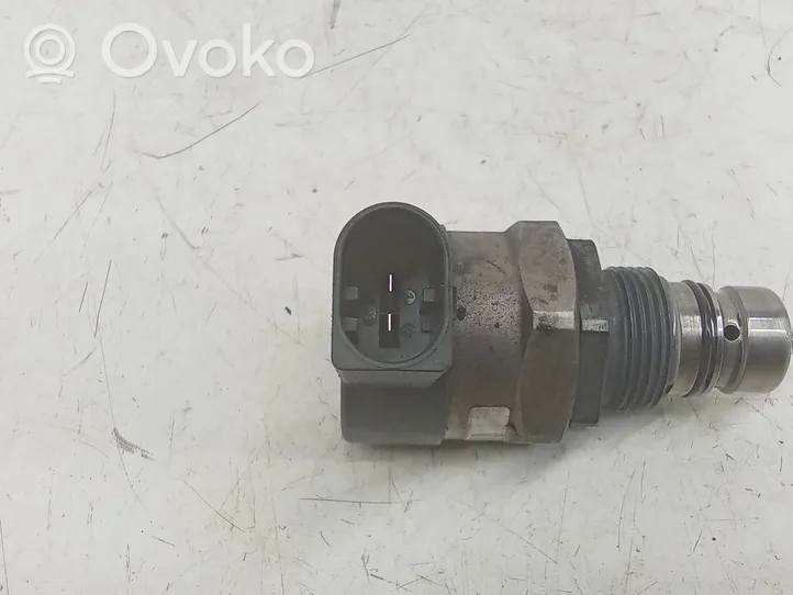 Volkswagen Tiguan Fuel pressure regulator 057130764H