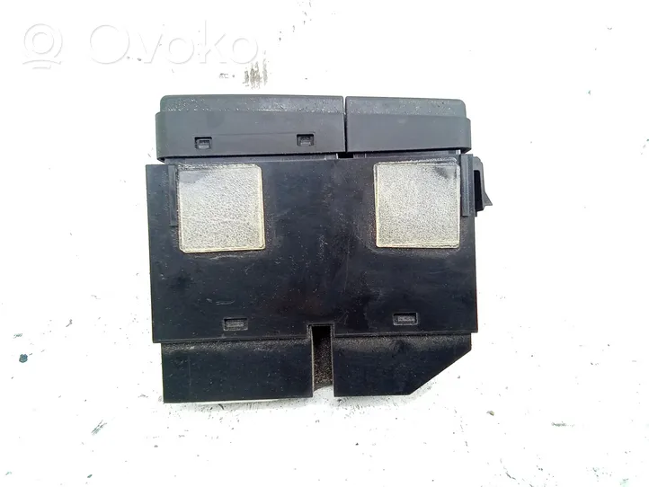 Toyota Avensis T250 Stiklo šildymo elektra jungtukas 8479005130