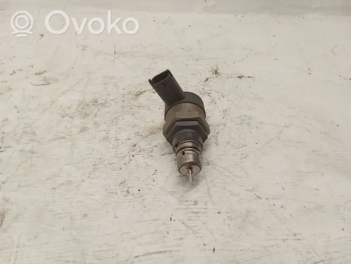 Jaguar XF X250 Fuel pressure regulator 0281006017