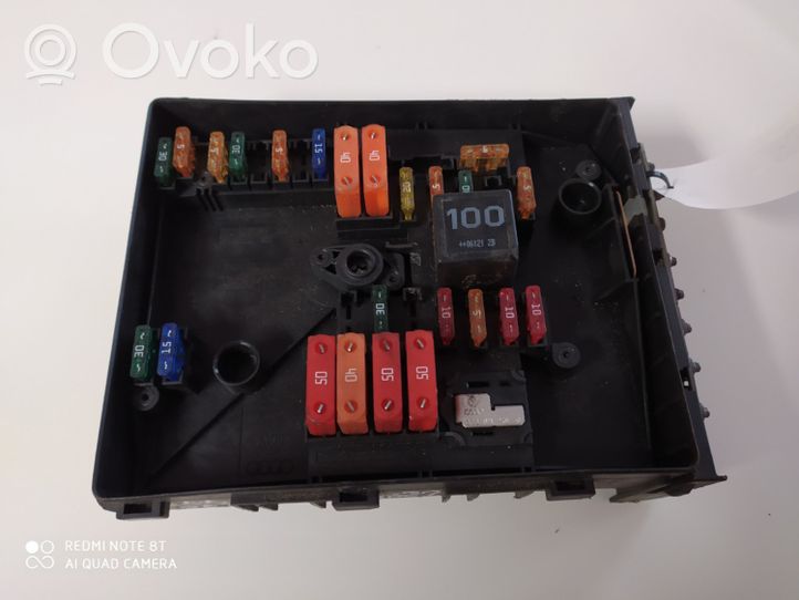 Volkswagen Touran I Fuse module 017181301