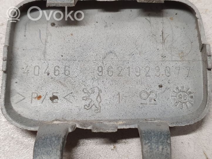 Peugeot 406 Zaślepka haka holowniczego zderzaka tylnego 9621923077