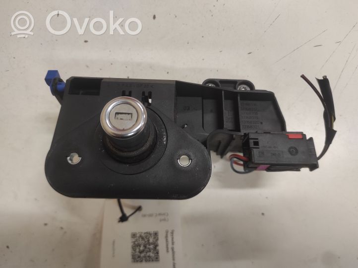 Opel Corsa C Zamek tylnej klapy bagażnika 13168320