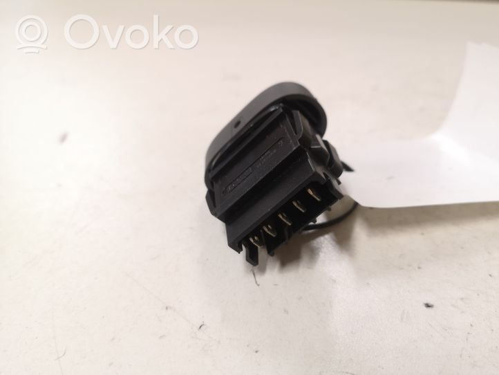 Renault Clio II Central locking switch button 421818C