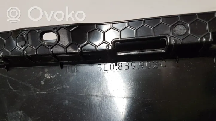 Skoda Octavia Mk3 (5E) Listwa / Uszczelka szyby drzwi tylnych 5E0839902C