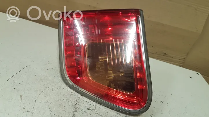 Toyota Avensis T270 Lampy tylnej klapy bagażnika 89032447A