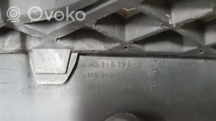 Ford Focus Etupuskurin ylempi jäähdytinsäleikkö 4M518138B