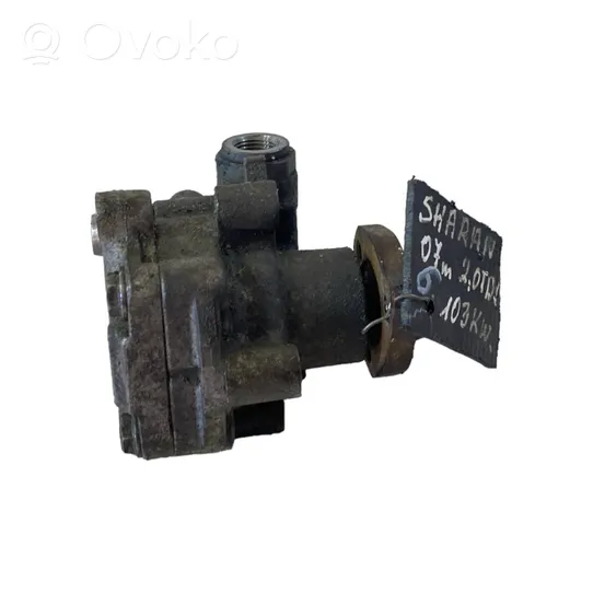 Volkswagen Sharan Power steering pump 8E0145155N