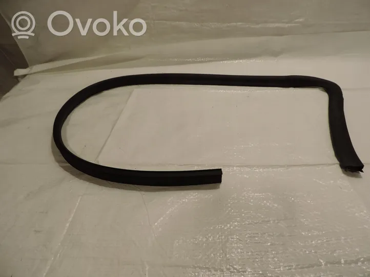 Opel Astra H Front door rubber seal 13306563