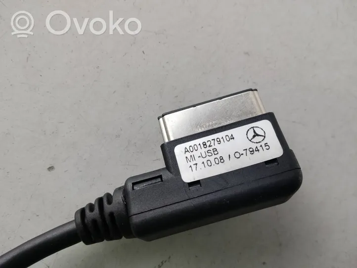 Mercedes-Benz ML W164 Connecteur/prise USB A0018279104