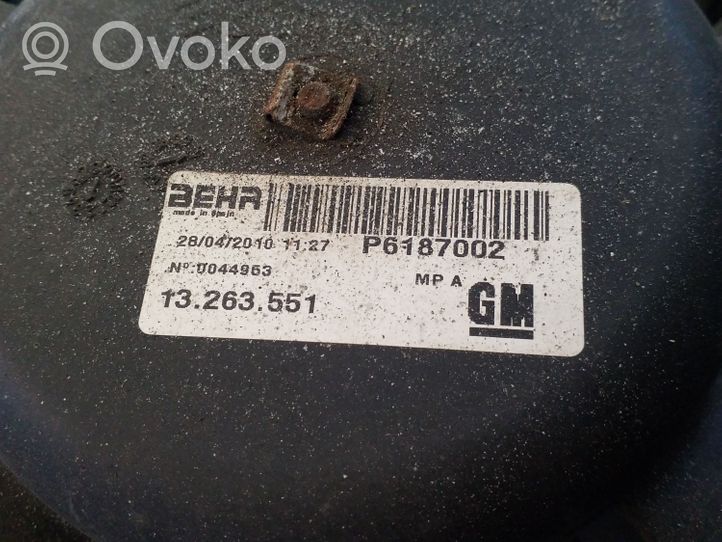 Opel Corsa D Jäähdyttimen jäähdytinpuhaltimen suojus 13263552