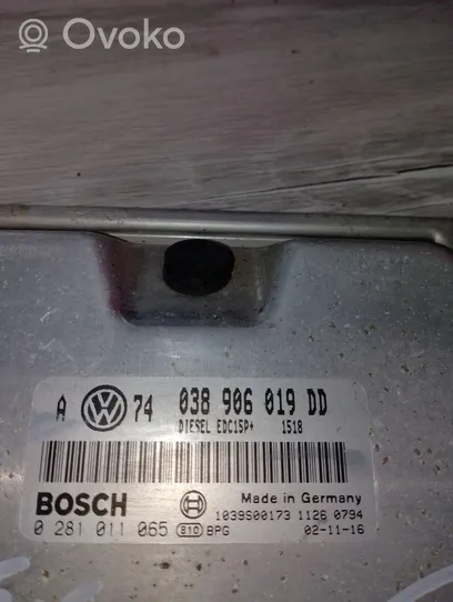 Volkswagen Golf IV Unité de commande, module ECU de moteur 0281011065