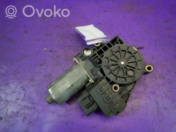 Audi A6 Allroad C5 Moteur de lève-vitre de porte avant 0130821785