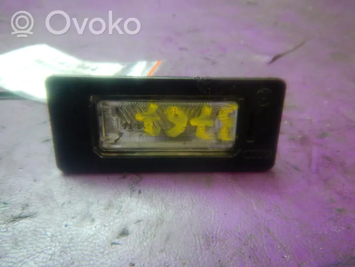 Skoda Fabia Mk2 (5J) Lampa oświetlenia tylnej tablicy rejestracyjnej 8T0943021