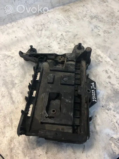 Volkswagen Jetta VI Boîte de batterie 1k0915333