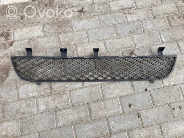 Mitsubishi L200 Maskownica / Grill / Atrapa górna chłodnicy MN142535