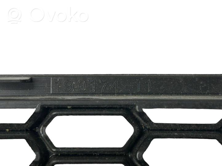 BMW 5 F10 F11 Etupuskurin alempi jäähdytinsäleikkö 7903894