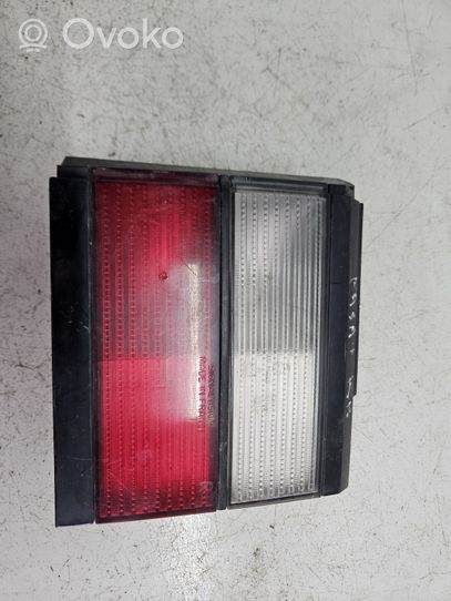 Volkswagen PASSAT B3 Lampy tylnej klapy bagażnika 333945108