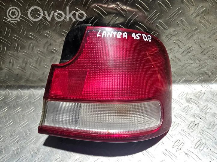 Hyundai Lantra II Aizmugurējais lukturis virsbūvē 92402285