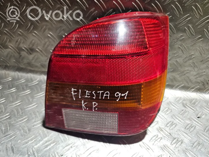 Ford Fiesta Aizmugurējais lukturis virsbūvē 89FG13A602