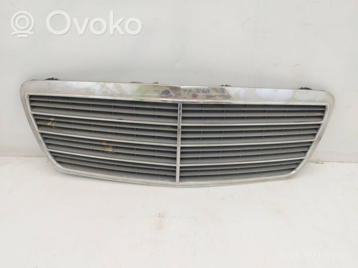 Mercedes-Benz E W210 Griglia anteriore 2108800583