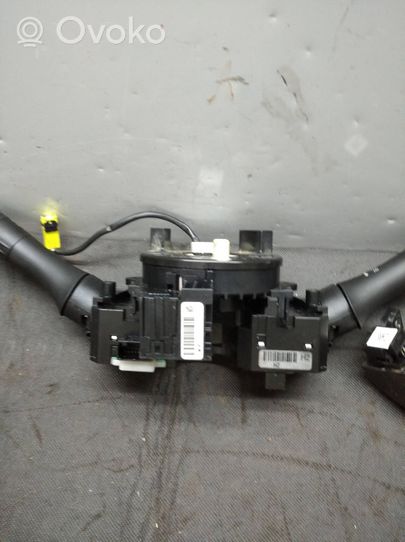 Renault Koleos I Interruptor/palanca de limpiador de luz de giro 14A01