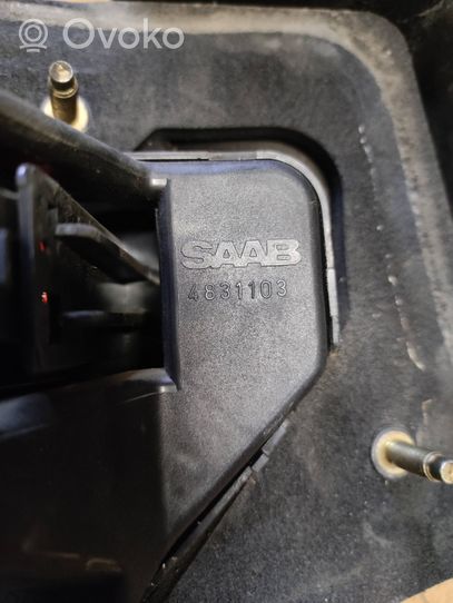 Saab 900 Takavalon polttimon suojan pidike 4831103