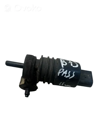 Volkswagen PASSAT B7 Windscreen/windshield washer pump 