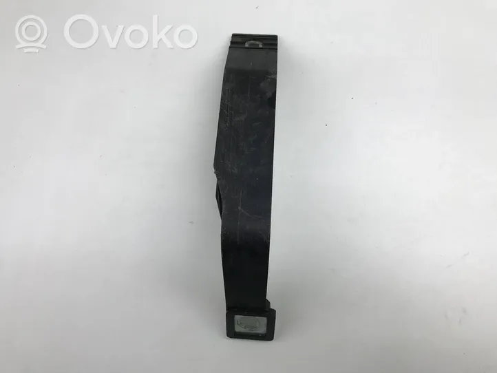 Audi Q3 8U Jäähdyttimen kehyksen suojapaneelin kiinnike 8U0805527